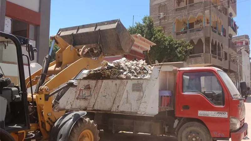 استمرار أعمال النظافة ورفع المخلفات والتراكمات بمدينة طهطا والمجالس القروية