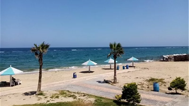 شواطىء الاسكندرية خالية من الزبائن بسبب الاغلاق فى ثالث ايام العيد