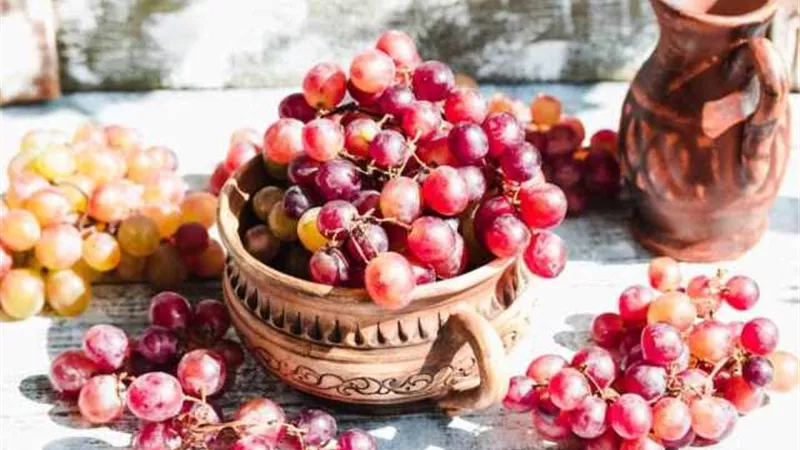فوائد العنب الأحمر.. حماية للقلب ووقاية من الزهايمر