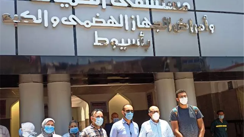وكيل الصحه بأسيوط يفاجئ المنشآت الطبية ويلتقى مديرى الديوان لوضع خطة العمل.. بالصور
