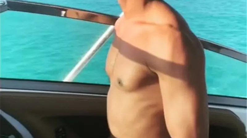 شاهد.. محمد رمضان يغنى فى البحر على مركبه.. فيديو