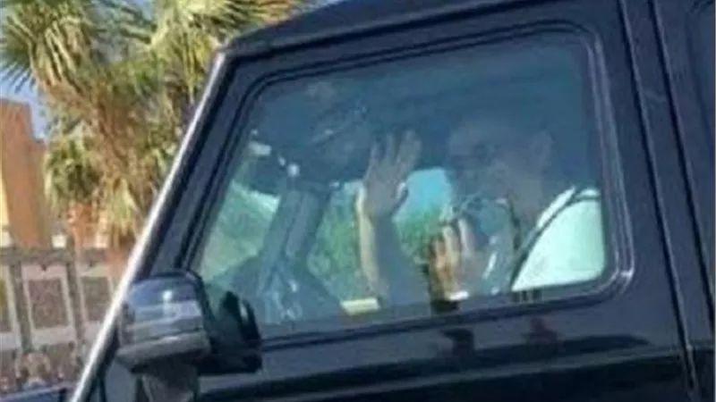 الجمهو يلتف حول سيارة عمرو دياب لإلتقاط الصور التذكارية معه فى الساحل الشمالى