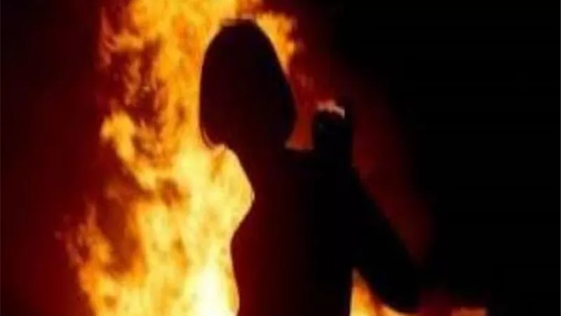 خمسيني يشعل النيران في زوجته أمام الأبناء ..والسبب صادم