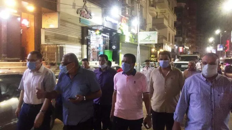 غراب يتفقد شوارع مدينة الزقازيق ليلاً ويأمر بتغريم صاحبي محلين لعدم إلتزامها بالإجراءات الإحترازية