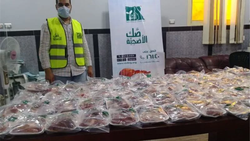 ذبح وتوزيع لحوم 153 رأس ماشية على 30 ألف مستفيد من الأسر الأكثر احتياجا بسوهاج..صور