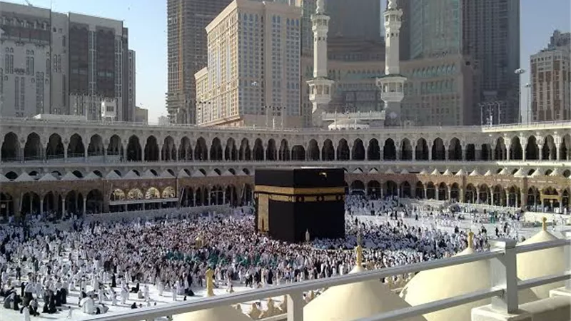 هل الصلاة في أي مكان بمكة تعادل الأجر داخل الحرم؟.. فيديو