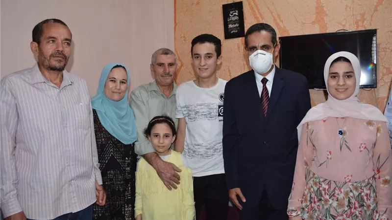 محافظ الغربية.. يزور اوائل الغربية فى الثانوية العامة علي مستوي الجمهورية ويقدم التهانى لهم