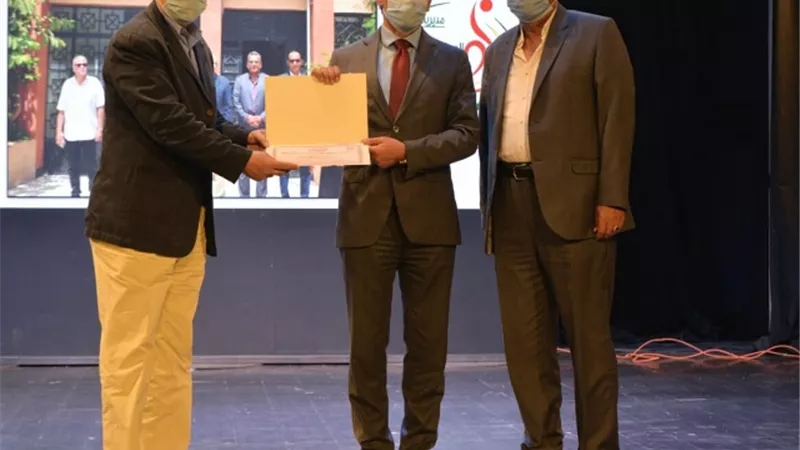 وزير الشباب يهدي جائزة الإبداع والتميز لمديرية بورسعيد