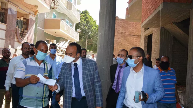 التحقيق مع رئيسى قريتين بالمنيا لاهمالهما فى مخالفات المبانى