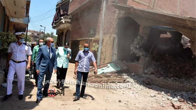 محافظ القليوبيه يشهد إزالة مبنى مخالف بدون ترخيص ببنها