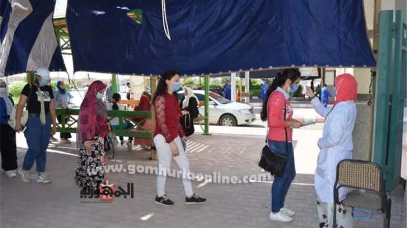2907 طالب وطالبة بآداب سوهاج يستأنفون إمتحانات نهاية العام..صور