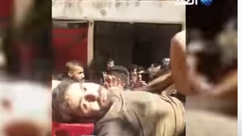 شاهد.. فرحة اللبنانيين بإنقاذ شاب من تحت الأنقاض
