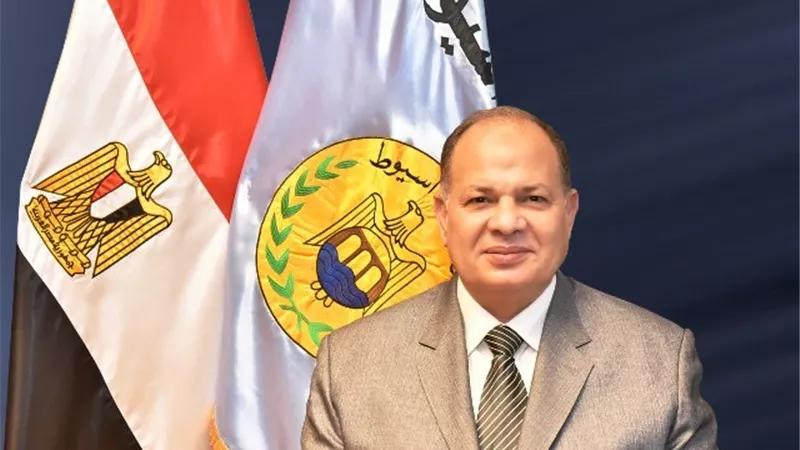 محافظ أسيوط يهنئ 5 طلاب من المحافظة لحصولهم على المراكز الأولى فى الثانوية.. بالصور