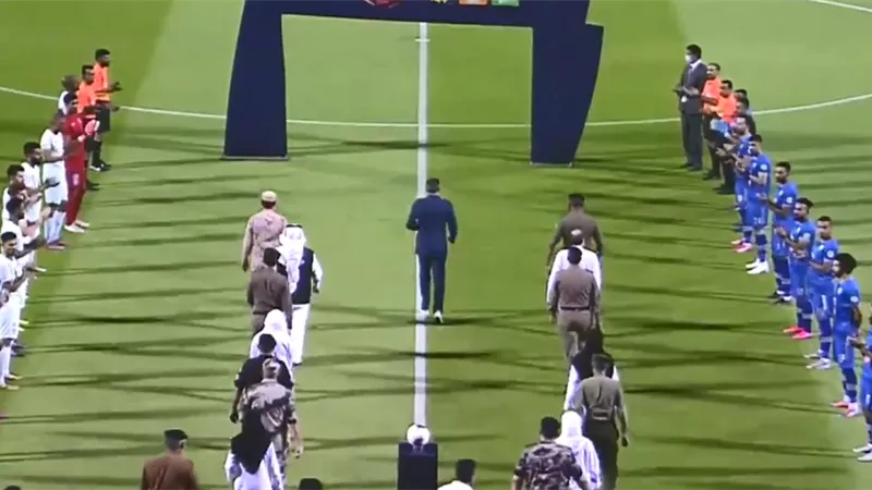ممر شرفى لأبطال الصحة قبل استئناف مباريات الدورى السعودى..شاهد