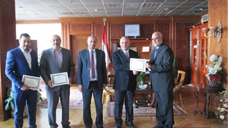 عبد العاطي يكرم فريق عمل حماية شاطىء كورنيش الإسكندرية