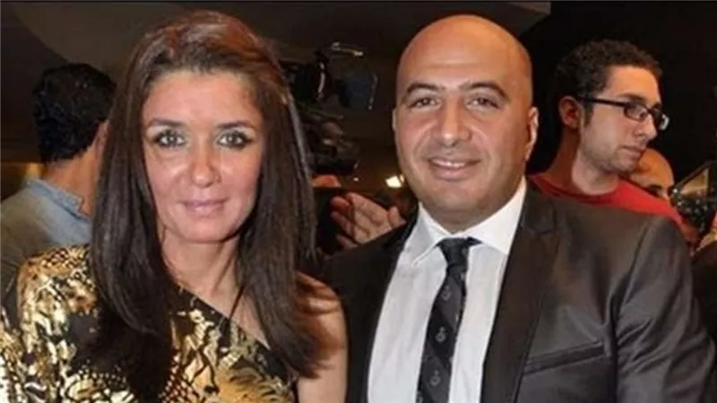 مجدى الهوارى ينشر صورة لاسرته بدون غادة عادل .. صور