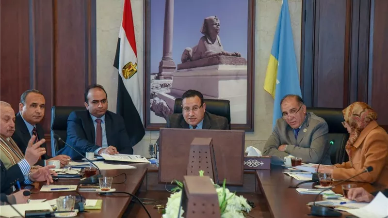 قنصوه يبحث آخر مستجدات طلبات تقنين أراضي أملاك الدولة