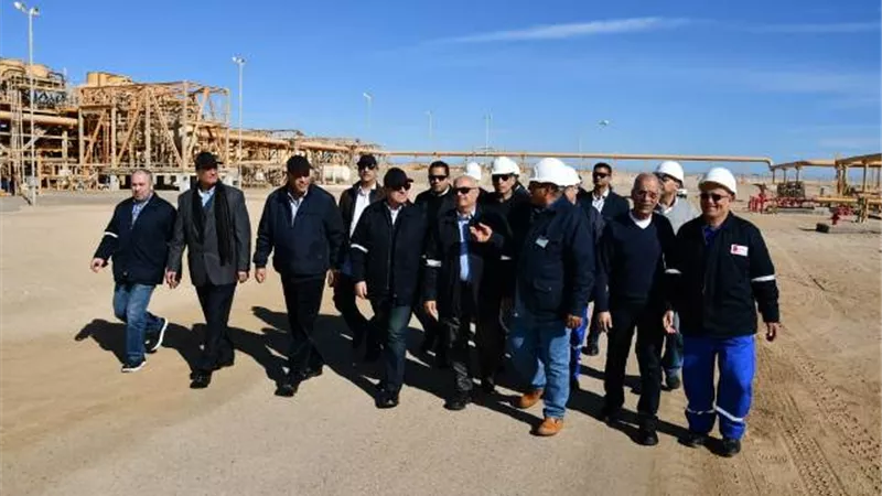 وزير البترول يتفقد حقول منطقة جبل الزيت البترولية بخليج السويس.. صور