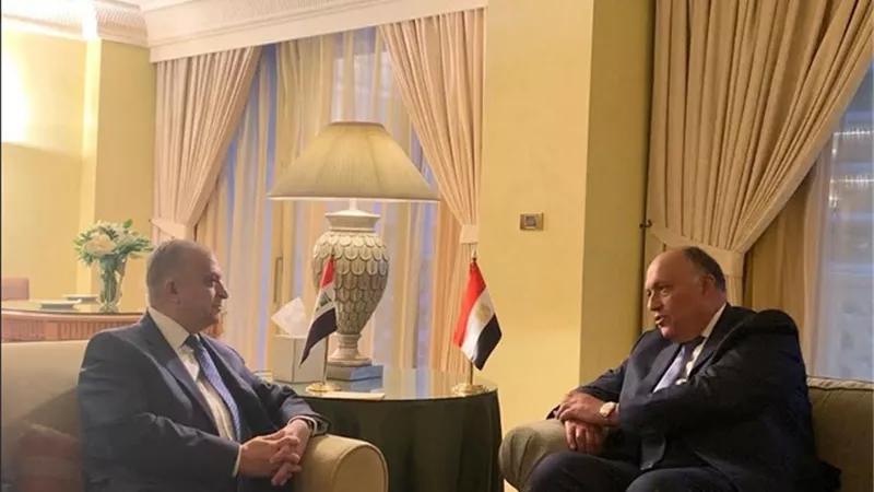 سامح شكري يلتقي نظيره العراقي لبحث أعمال القمة العربية الاقتصادية