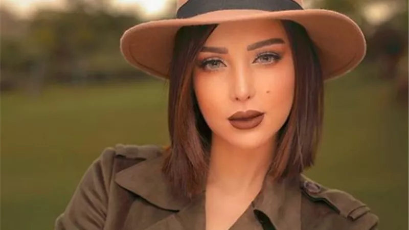 زوجة تامر حسنى تتحدى البرد وسط الثلج.. صور
