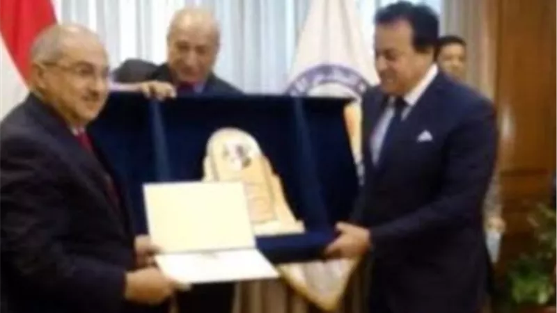 الجمال يتسلم درع رئاسة الجمهورية من وزير التعليم العالى