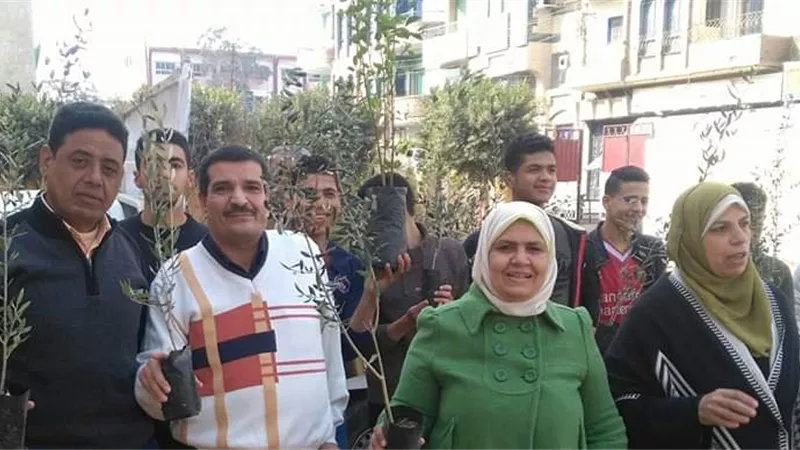 الجمعيات الاهلية تغرس أشجارا مثمرة فى مدارس الزقازيق.. صور