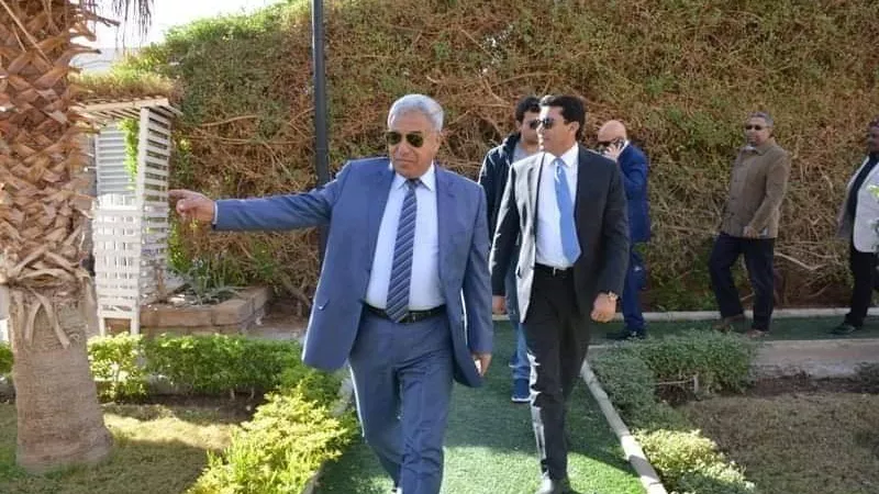 محافظ أسوان يستقبل وزير الشباب والرياضة بمطار أسوان الدولي