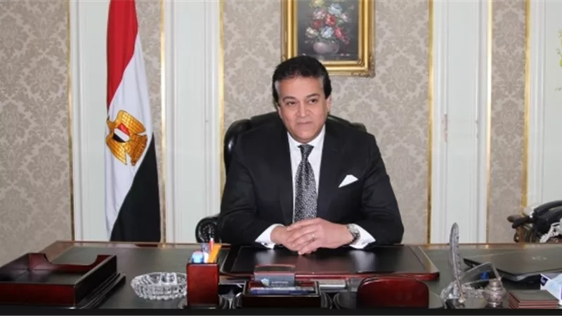 وزير التعليم العالى يتلقى تقريراً حول حدوث ظاهرة خسوف القمر