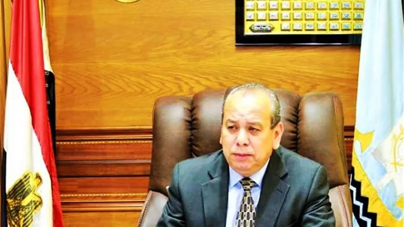 محافظ كفرالشيخ يوقف مدير الجمعية الزراعية بكوم الحجر عن العمل