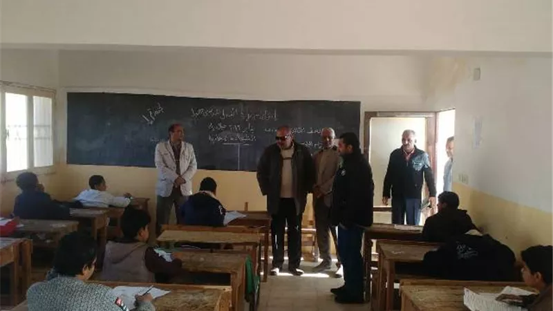 وكيل الوزارة يتفقد امتحانات اليوم الرابع للشهادة الإعدادية برأس الحكمة وفوكة