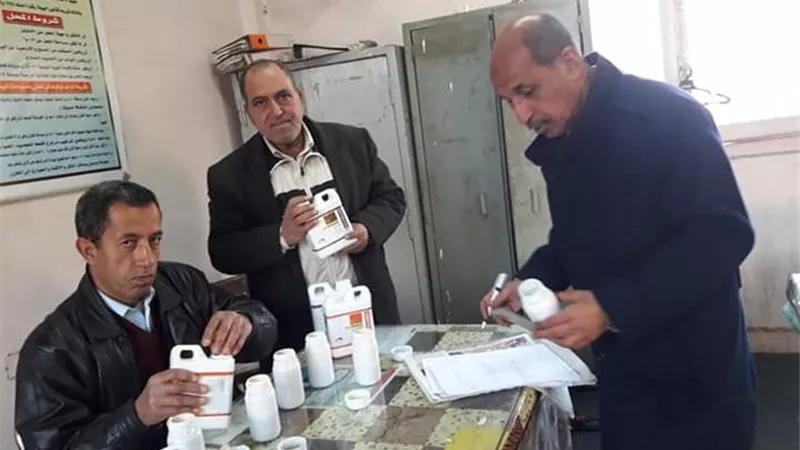 رقابة زراعة الشرقية تسحب عينات ديسالين ومايكروالمنت للتحليل بمعامل الوزارة