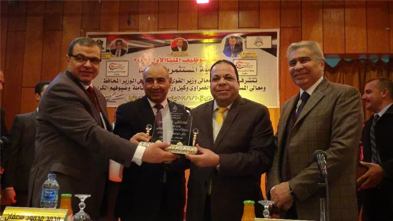 القوى العاملة وجامعة المنيا يتبادلان الدروع