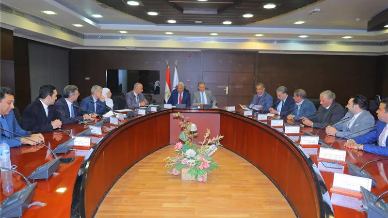 وزير النقل ومحافظ أسوان يبحثان تطوير الطريق الصحراوي الغربي