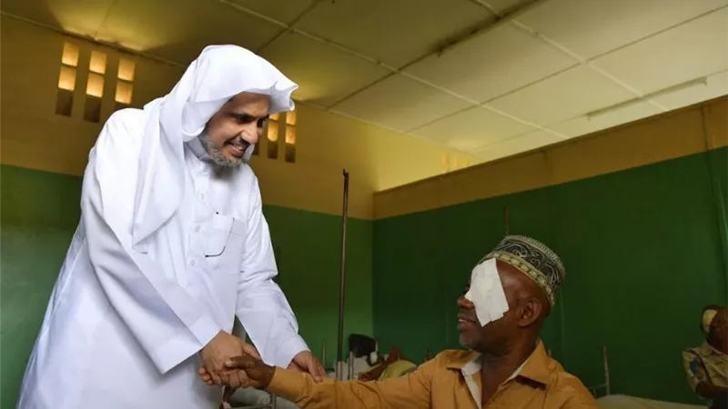 العيسي يشرف على برامج الرابطة لمكافحة العمى في أفريقيا
