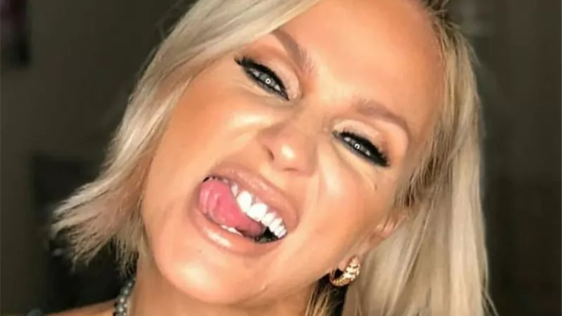 خناقة شرسة بين شيرين وكاتبة مصرية..تعرف على التفاصيل
