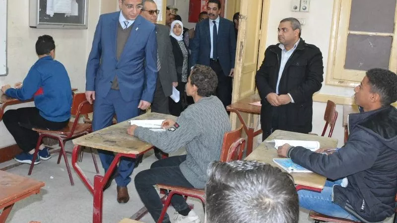 محافظ سوهاج ومدير الأمن يتفقدان لجان الشهادة الإعدادية