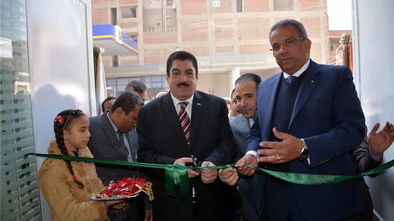 المحافظ ورئيس البريد يفتتحان 3 مكاتب بريد بالقليوبية.. صور
