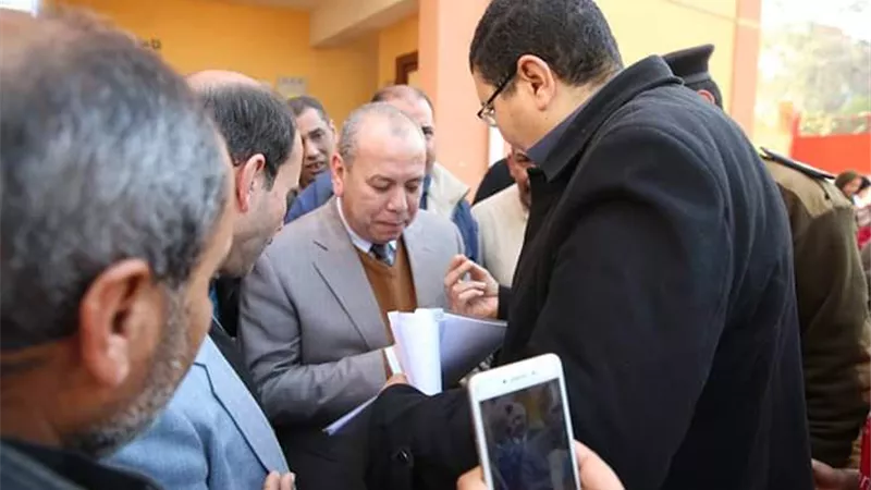 محافظ كفرالشيخ يستمع لأهالى قرية إبطو بدسوق ويكلف بحل مشاكلهم