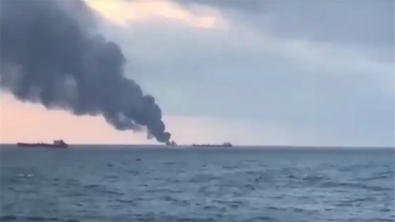 مقتل بحارين في حريق مروع على متن سفينتين
