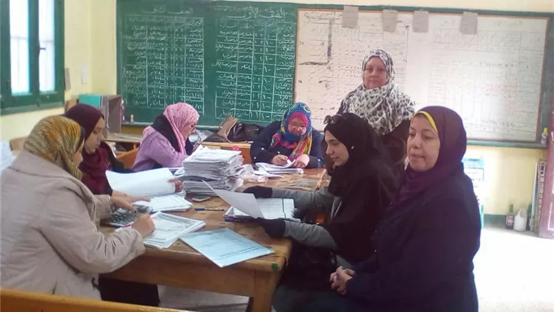 تصحيح امتحانات الصف الأول الثانوي أولا بأول في الخانكة