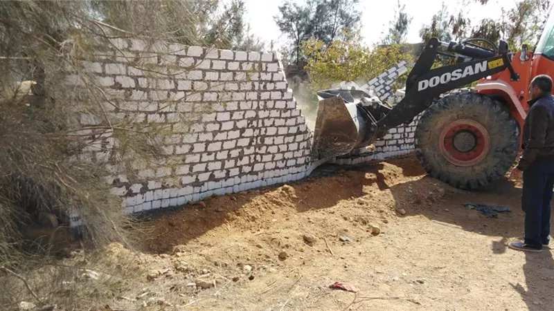 إزالة التعديات على الأراضى الزراعية بقرى الشباب بالسويس
