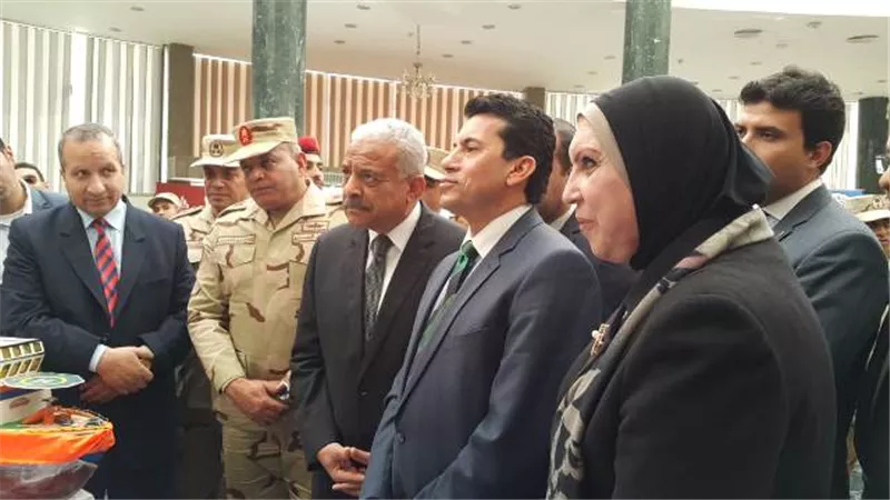 محافظ السويس يدعو الشباب لإقامة مشروعات صغيرة بعيدا عن التوظيف الحكومى