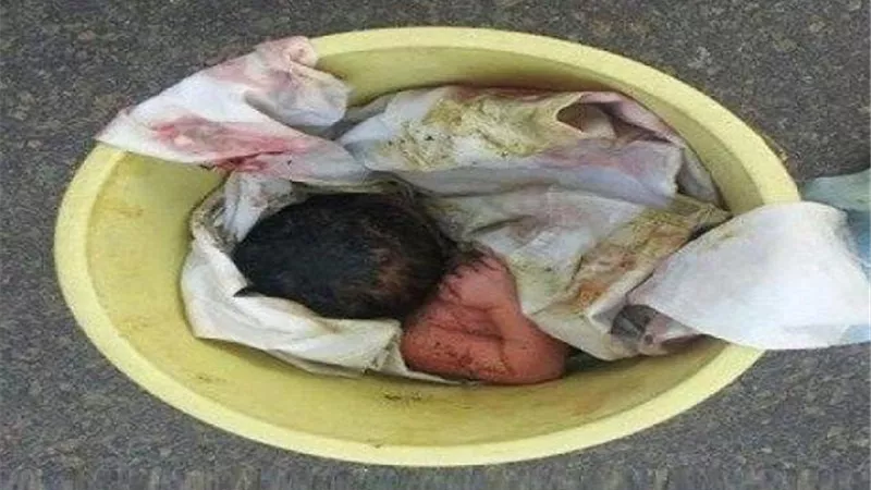 رجل يلقى بتوأم حديث الولادة فى القمامة.. فيديو
