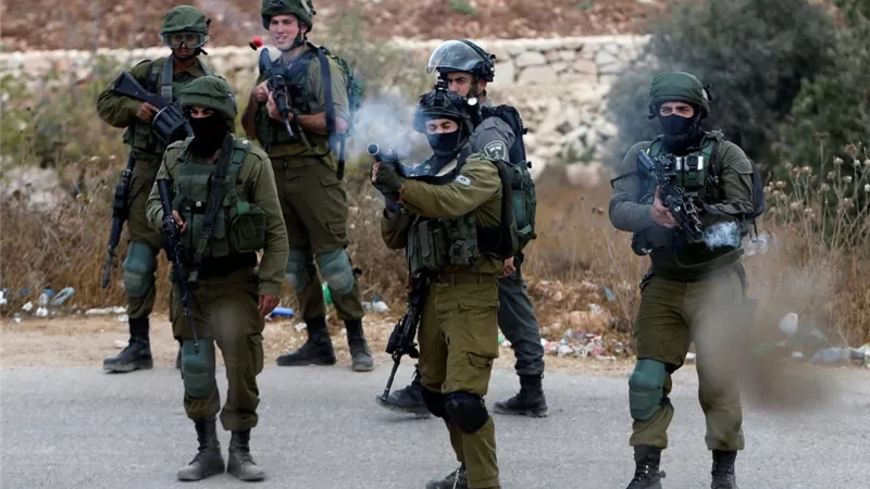 جيش الاحتلال يطلق النار على شاب فلسطيني