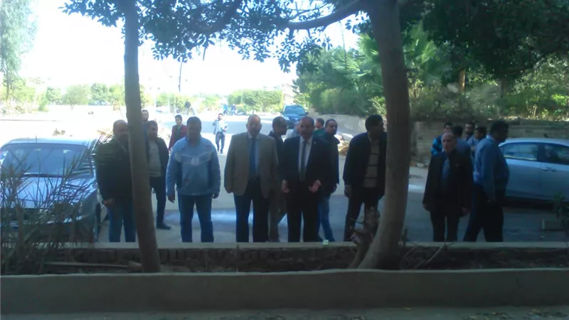 رئيس جامعة الأزهر يفاجئ نظافة الطب ويتجول في العيادات