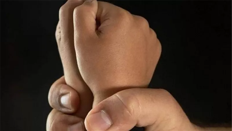 إرضاء لزوجته أب يعذب ابنته حتى الموت