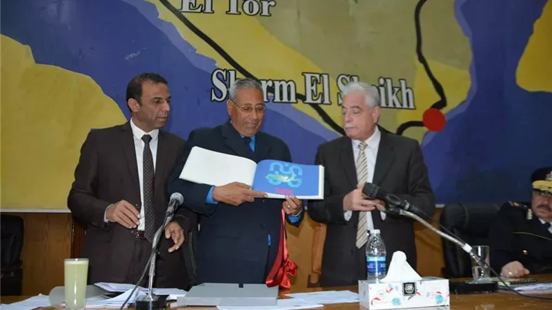 فودة يهنىء رئيس مدينة شرم الشيخ على تسلمة شهاده الهويه البصرية