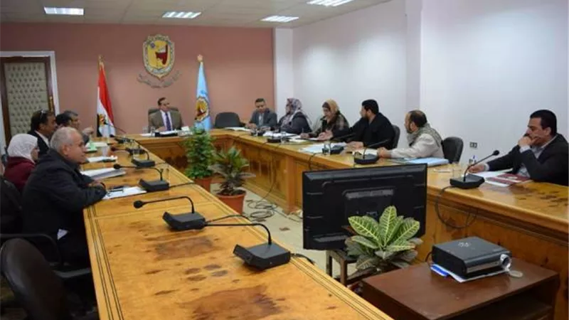رئيس جامعة سوهاج يجتمع بأعضاء مجلس إدارة المدن الجامعية