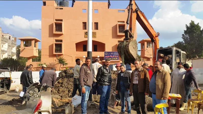 عبدالعال أنقذ طريق مطوبس من الغرق بعد إنفجار ماسورة خط مياه الشرب