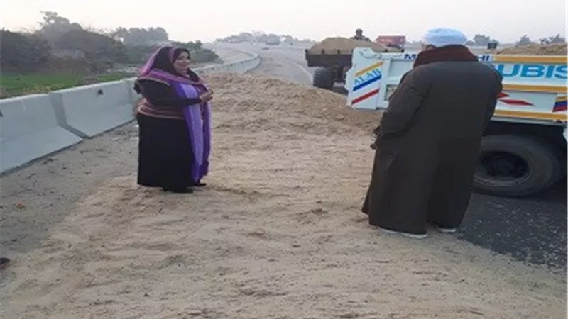 انقلاب شاحنة محملة بالرمال أعلى الإقليمي بالمنوفية
